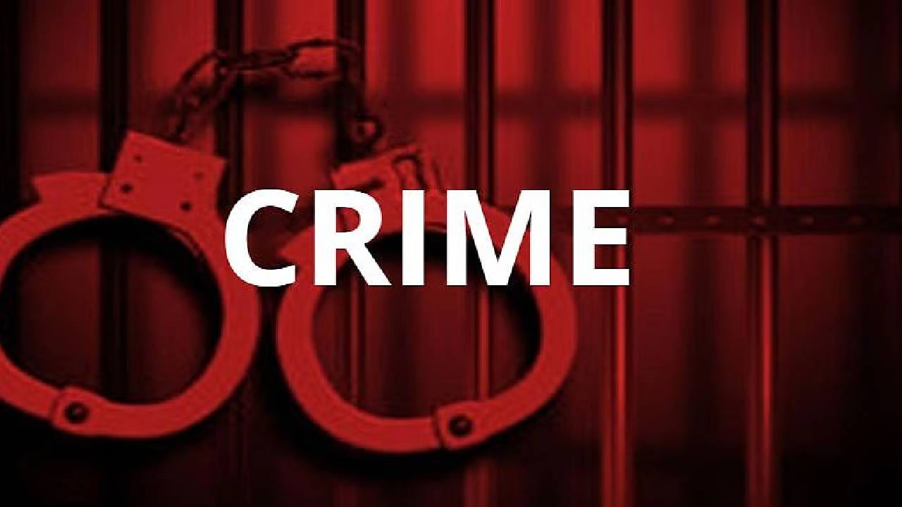 काम आहे, घरी ये... बोलावून गेट केलं बंद, विद्यार्थ्याशी नको ते चाळे, शिक्षकाला अटक; एकच खळबळ काम आहे, घरी ये... बोलावून गेट केलं बंद, विद्यार्थ्याशी नको ते चाळे, शिक्षकाला अटक; एकच खळबळ