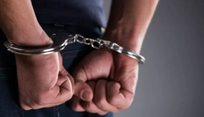 हत्येच्या घटनेनंतर तब्बल 9 महिन्यांनी पोलिसांनी या सॉफ्टवेअर इंजिनिअरला पत्नीच्या खुनाच्या आरोपाखाली अटक करण्यात आली आहे. बायकोचा गळा घोटून बाथरुममध्येच तिची हत्या केल्याचा आरोप या इंजिनिअरवर करण्यात आला आहे.