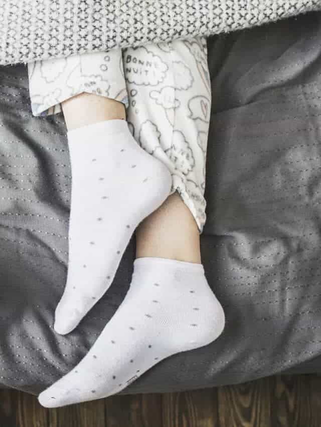 रात्रीचे मोजे घालून झोपणे योग्य की अयोग्य ?