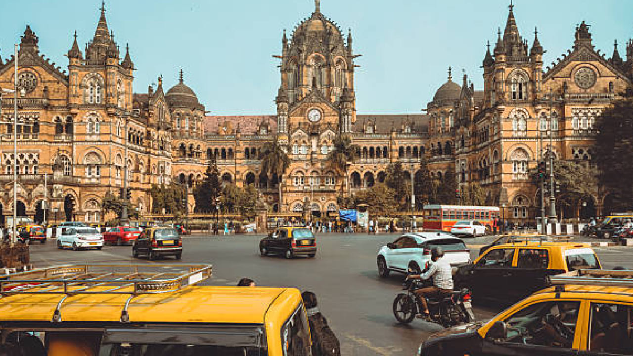 काळानुसार या ऐतिहासिक स्थानकाच्या नावात बदल करण्यात आले. सुरुवातीला 'बोरी बंदर' या नावाने ओळखले जाणारे स्थानक नंतर 'व्हिक्टोरिया टर्मिनस' या नावाने प्रसिद्ध झाले. स्वातंत्र्यानंतर भारतीय अस्मितेला अधोरेखित करण्यासाठी या स्थानकाचे नामांतर करून 'छत्रपती शिवाजी महाराज टर्मिनस (CSMT)' असे करण्यात आले. आज हे स्थानक याच नावाने जगभर ओळखले जाते.