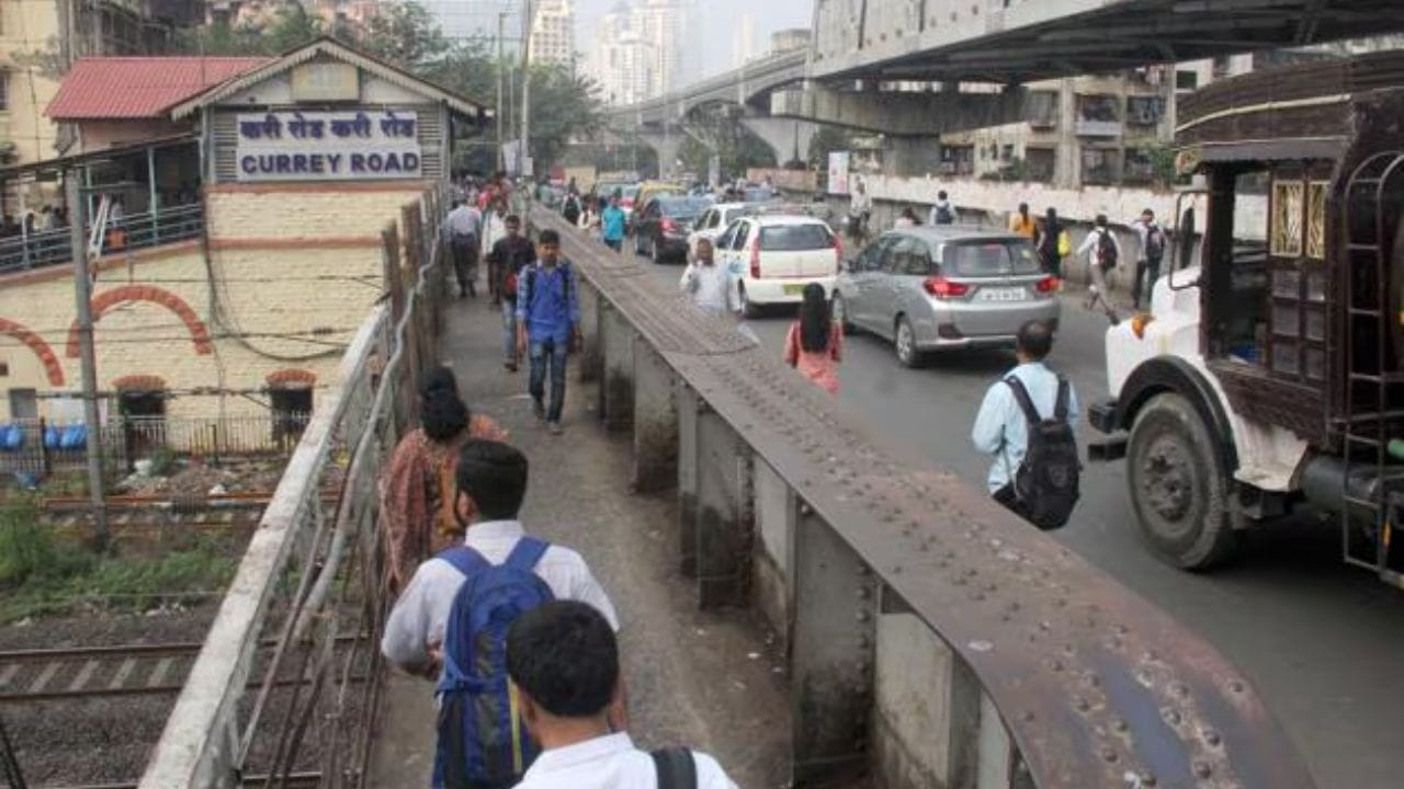 करीरोड स्थानकाचा इतिहास वेगळा आहे. मुळात हे स्थानक येथील भायखळा येथील रेसकोर्सच्या घोड्यांची पुण्याला वाहतूक करण्याच्या उद्देश्याने बांधले होते. 
