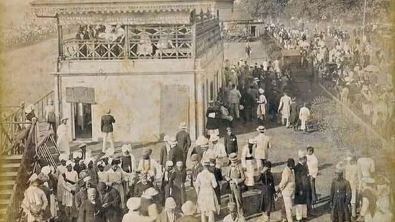 देशातलाच काय तर आशियातील पहिला प्रवासी ट्रेन मुंबईच्या बोरीबंदर ते ठाणे अशी १६ एप्रिल १८५३ मध्ये धावली होती. मुंबई ते ठाणे अशी ट्रेन पहिल्या दिवशी धावली त्या क्षणाची क्षणचित्रे प्रबोधनकार ठाकरे यांनी एका पुस्तकात लिहिली आहेत.