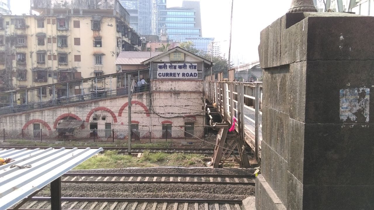 भायखळा - महालक्ष्मी रेसकोर्सवरून घोड्यांना पुण्याच्या रेसकोर्सबर नेण्यासाठी करी रोड स्थानकाचे बांधकाम ब्रिटिशांच्या काळात करण्यात आले.