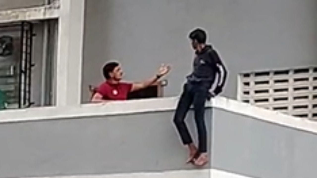 बाल्कनीतून उडी मारणार तोच... जीव देणाऱ्या तरूणासोबत काय घडलं? थरारक व्हिडिओ व्हायरल बाल्कनीतून उडी मारणार तोच... जीव देणाऱ्या तरूणासोबत काय घडलं? थरारक व्हिडिओ व्हायरल
