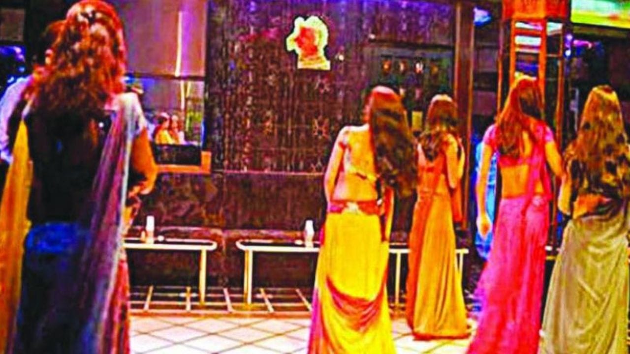 30 जूनला फडणवीस अधिवेशनात बोलले, अन् मुंबईत 11ऑर्केस्ट्रा बारवर पोलिसांची मोठी कारवाई 30 जूनला फडणवीस अधिवेशनात बोलले, अन् मुंबईत 11ऑर्केस्ट्रा बारवर पोलिसांची मोठी कारवाई