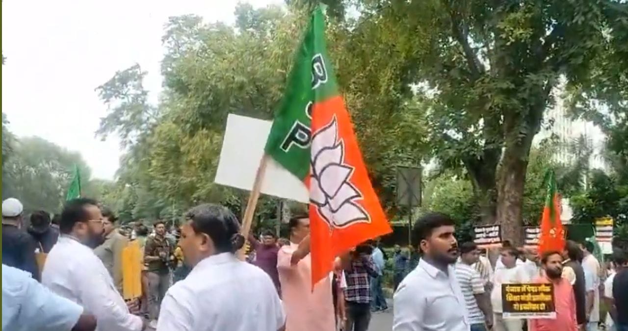 दिल्लीत पेपरफुटीच्या विरोधात शेकडो भाजप कार्यकर्ते रस्त्यावर; थेट शिक्षणमंत्र्यांच्या राजीनाम्याची मागणी दिल्लीत पेपरफुटीच्या विरोधात शेकडो भाजप कार्यकर्ते रस्त्यावर; थेट शिक्षणमंत्र्यांच्या राजीनाम्याची मागणी