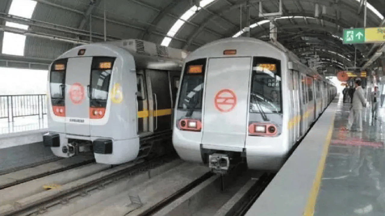 Delhi Metro Stations : आजही दिल्लीतील 17 मेट्रो स्टेशन बंद, या निर्णयानंतर आणखी एक मोठं पाऊल उचलण्यात आलंय Delhi Metro Stations : आजही दिल्लीतील 17 मेट्रो स्टेशन बंद, या निर्णयानंतर आणखी एक मोठं पाऊल उचलण्यात आलंय