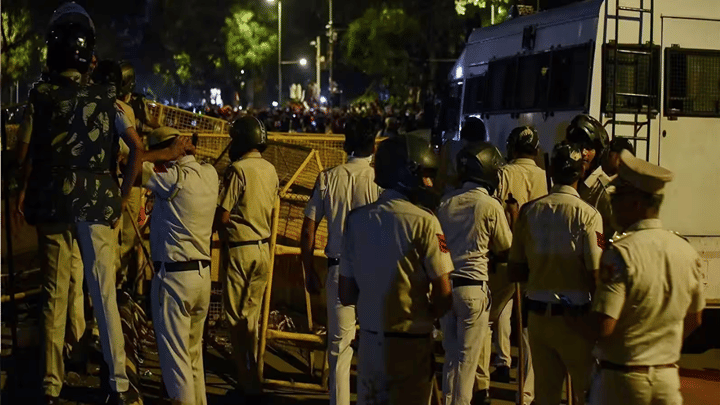 Delhi Police PC | कॉक्रोच जनता पार्टीच्या जंतरमंतरवरील आंदोलनाबाबत दिल्ली पोलिसांची पत्रकार परिषद, थेट... Delhi Police PC | कॉक्रोच जनता पार्टीच्या जंतरमंतरवरील आंदोलनाबाबत दिल्ली पोलिसांची पत्रकार परिषद, थेट...