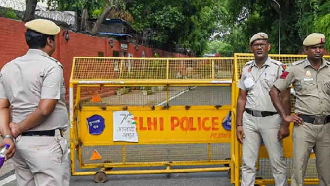 मोठी बातमी ! हवालदारापासून कमिश्नरपर्यंत... दिल्ली पोलिसांच्या सुट्ट्या पुढील आदेश येईपर्यंत रद्द मोठी बातमी ! हवालदारापासून कमिश्नरपर्यंत... दिल्ली पोलिसांच्या सुट्ट्या पुढील आदेश येईपर्यंत रद्द
