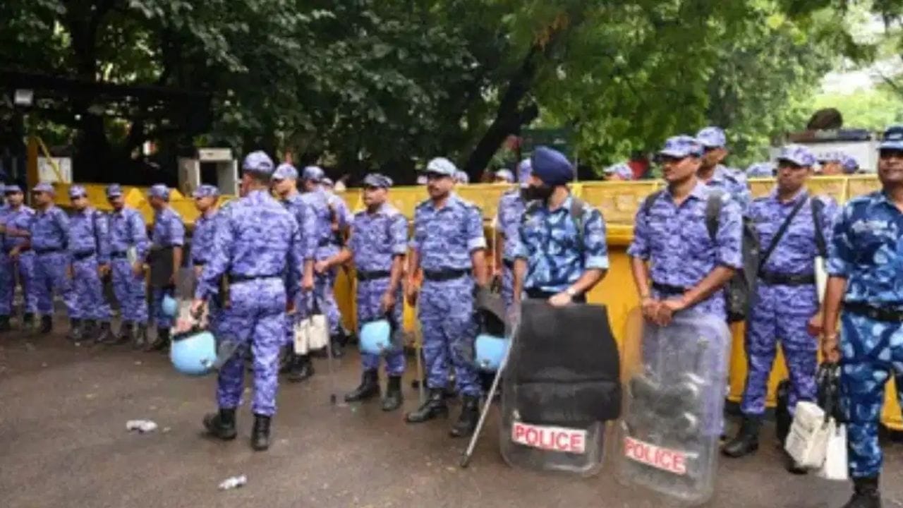 इतिहासात पहिल्यांदाच विद्यार्थ्यांवर बॅलेट गनचा वापर झाल्याचा आरोप, दिल्ली पोलिसांचं खंडन इतिहासात पहिल्यांदाच विद्यार्थ्यांवर बॅलेट गनचा वापर झाल्याचा आरोप, दिल्ली पोलिसांचं खंडन
