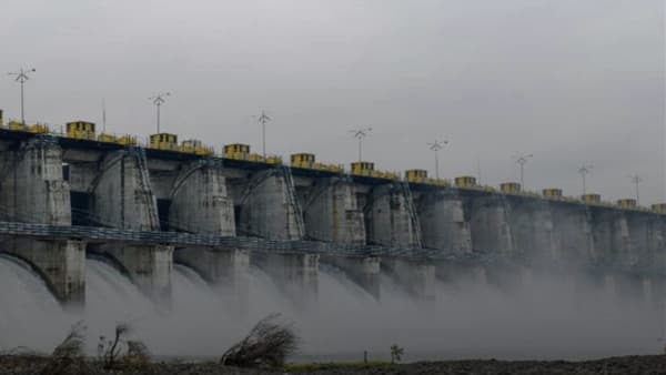 धरणातून पूर्वसूचना न देता पाणी सोडले, ट्रॅक्टरसह तिघे वाहून गेले,काळा आला होता, पण...