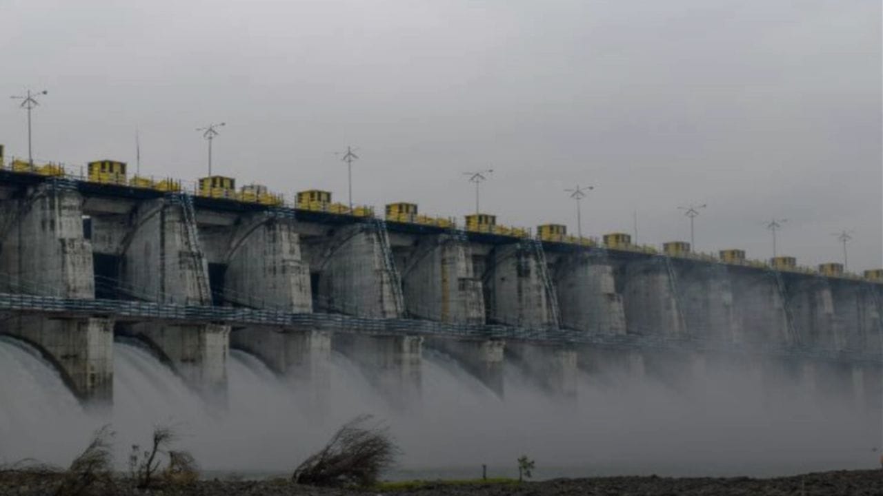 धरणातून पूर्वसूचना न देता पाणी सोडले, ट्रॅक्टरसह तिघे वाहून गेले,काळा आला होता, पण... धरणातून पूर्वसूचना न देता पाणी सोडले, ट्रॅक्टरसह तिघे वाहून गेले,काळा आला होता, पण...