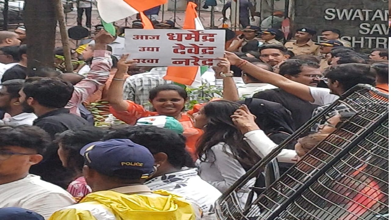 आंदोलनानंतर धर्मेंद्र प्रधान यांनी राजीनामा दिला. यावर देखील देखील विद्यार्थ्यांनी पोस्टर जारी केलेत. 'आज धर्मेंद्र, उद्या देवेंद्र, परवा नरेंद्र...', हा पोस्टर सध्या सर्वांचं सक्ष वेधून घेत आहे.