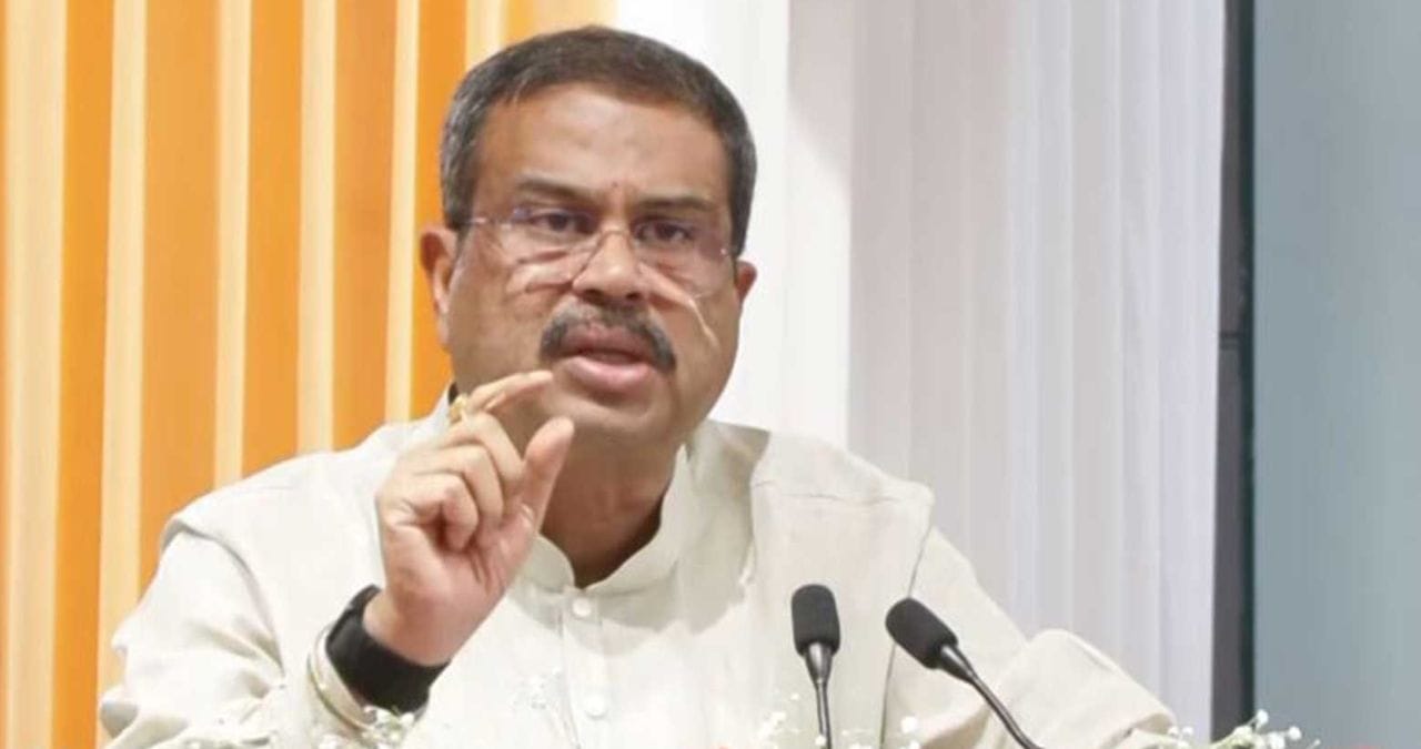 धर्मेद्र प्रधान यांच्या राजीनाम्याचे पत्र व्हायरल; पत्रात नेमकं काय लिहिलं? धर्मेद्र प्रधान यांच्या राजीनाम्याचे पत्र व्हायरल; पत्रात नेमकं काय लिहिलं?