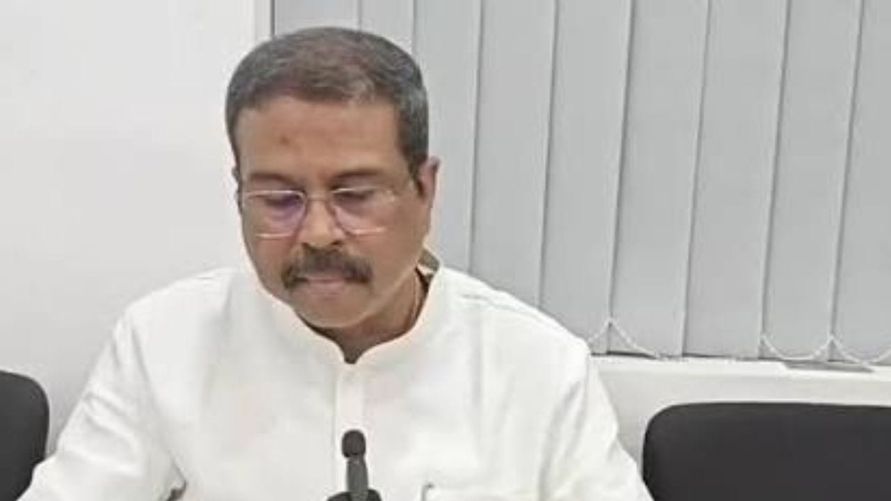 CJP protest : धर्मेंद्र प्रधान राजीनामा देणार नाहीत, समोर आलं मोठं कारण CJP protest : धर्मेंद्र प्रधान राजीनामा देणार नाहीत, समोर आलं मोठं कारण