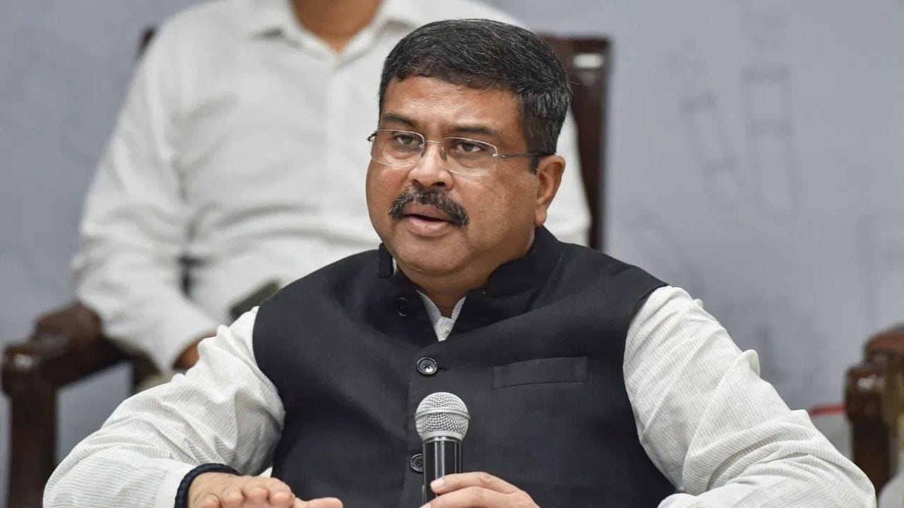 Dharmendra Pradhan : मंत्रिदाचा राजीनामा, धर्मेंद्र प्रधान यांची संपत्ती जगजाहीर, पण गुंतवणूक किती? पहिल्यांदाच आकडा समोर Dharmendra Pradhan : मंत्रिदाचा राजीनामा, धर्मेंद्र प्रधान यांची संपत्ती जगजाहीर, पण गुंतवणूक किती? पहिल्यांदाच आकडा समोर