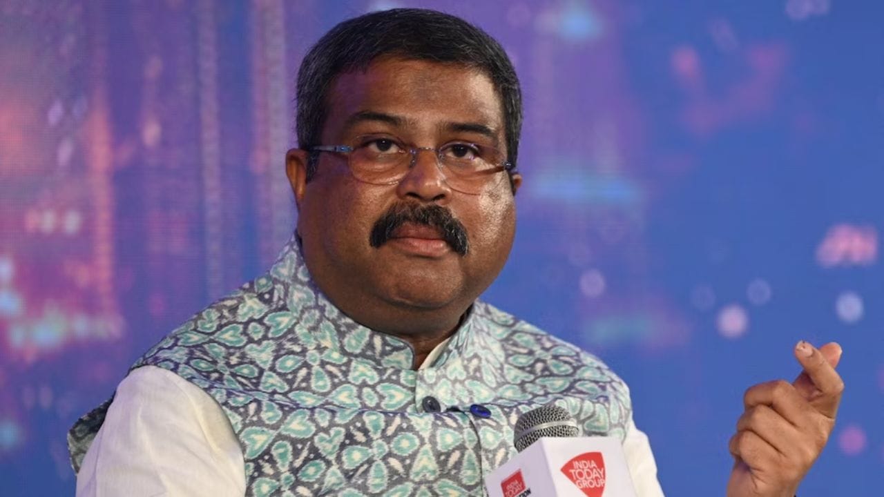 NEET चे आंदोलन ते शिक्षण मंत्र्याचा राजीनामा, जाणून घ्या झुरळांनी सर्व गेम कसा फिरवला... NEET चे आंदोलन ते शिक्षण मंत्र्याचा राजीनामा, जाणून घ्या झुरळांनी सर्व गेम कसा फिरवला...