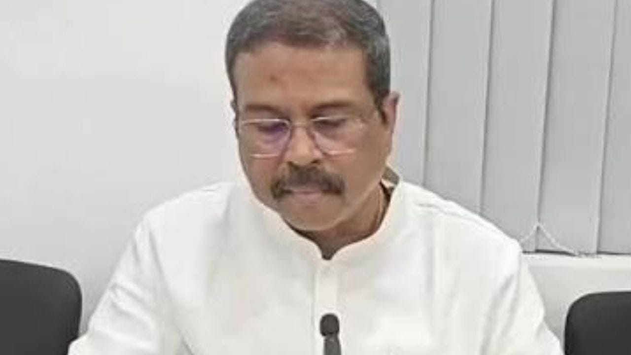 मोठी बातमी! राजीनामा देताच धर्मेंद्र प्रधान यांचं मोठं पाऊल, थेट..., वेगवान घडामोडी मोठी बातमी! राजीनामा देताच धर्मेंद्र प्रधान यांचं मोठं पाऊल, थेट..., वेगवान घडामोडी