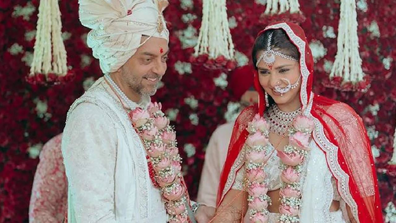 पहिल्या नात्याच्या वेदनांतून सावरल्यानंतर दलजीतने पुन्हा एकदा प्रेमावर विश्वास ठेवला. 2023 साली तिने केनियामध्ये वास्तव्यास असलेल्या उद्योगपती निखिल पटेलसोबत मोठ्या थाटामाटात विवाह केला. नव्या आयुष्याची स्वप्ने डोळ्यांत साठवत ती मुलगा जेडनसह केनियाला स्थायिक झाली. सर्व काही सुरळीत सुरू असल्याचे दिसत असतानाच काही महिन्यांतच तिच्या आयुष्यात पुन्हा एकदा मोठं वादळ आलं.