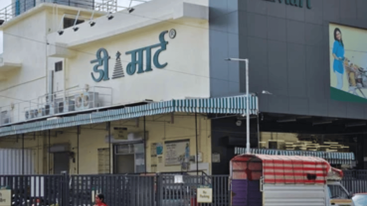 आपण प्रत्येकजण महिन्याचे सामान भरण्यासाठी डी-मार्टला एक तर फेरी मारतोच. डीमार्टला गेल्यानंतर प्रत्येकवेळी अपेक्षेपेक्षा जास्तच खर्च करून येतो, त्यामुळे मध्यमवर्गीयांचा खिशावर भारी ताण पडतो, पण नोकरी करणारे मध्यमवर्गीय लोक काही सोप्या टिप्स फॉलो करून अनावश्यक बिलावर 10 ते 20 टक्केपर्यंत बचत करू शकतात. डीमार्टला जाण्याआधी घरातच खरेदी यादी तयार करा जेणेकरून अनावश्यक खर्च टाळता येईल.