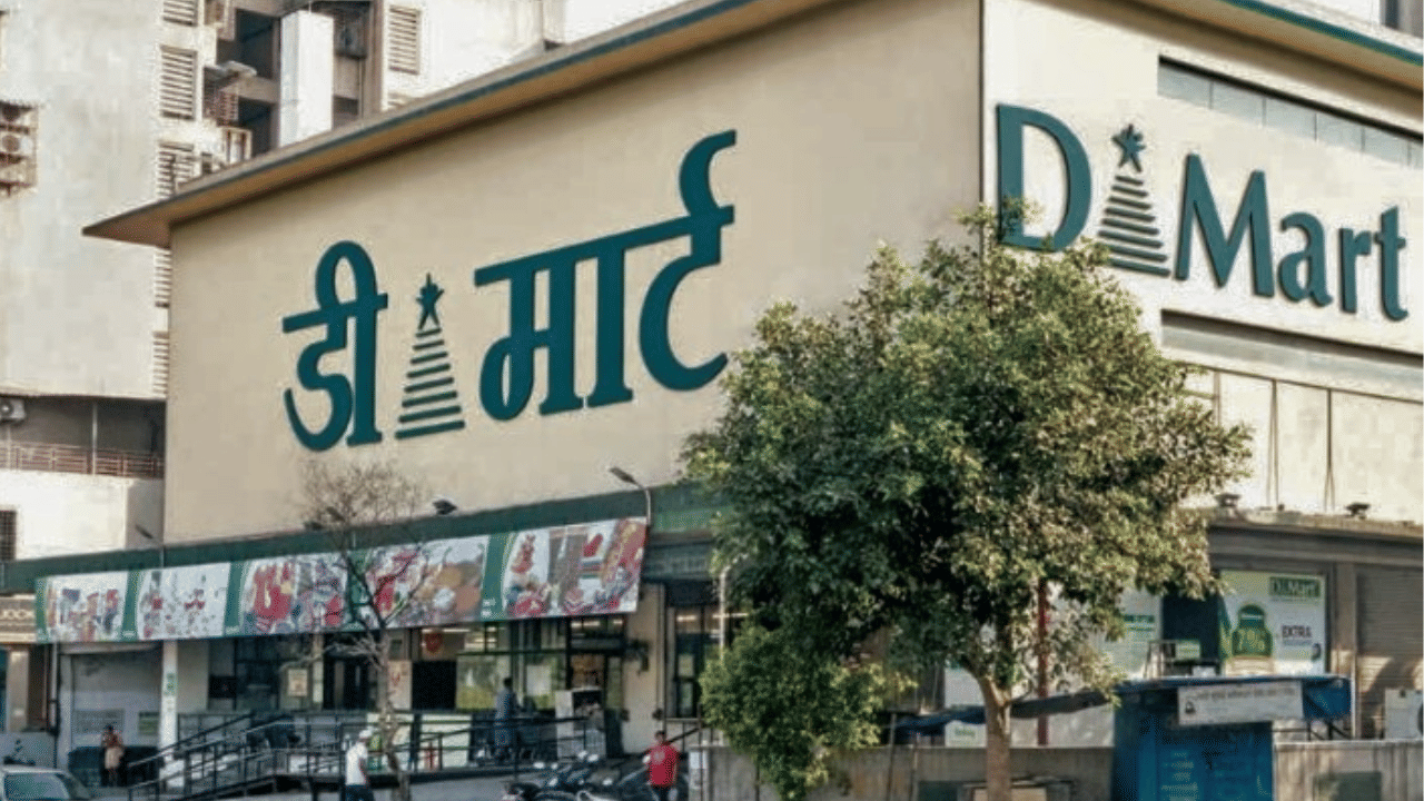 काही डीमार्ट स्टोअर्समध्ये रविवारीनंतर उरलेल्या स्टॉकची जलद विक्री करण्यासाठी क्लिअरन्स सेलही लावला जातो. या सेलमध्ये निवडक वस्तूंवर अतिरिक्त सवलत दिली जाते, जर तुम्ही D-Mart Ready ॲपद्वारे ऑनलाईन खरेदी करत असाल, तर सोमवार किंवा बुधवार या दिवशी खास ऑनलाइन डील्स आणि कूपन्स उपलब्ध होऊ शकतात.