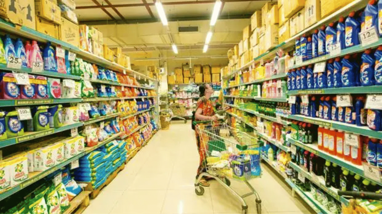 DMart हे भारतातील लोकप्रिय रिटेल स्टोर आहे. सर्व प्रकारच्या वस्तू एकाच छताखाली अत्यंत कमी किंमतीत उपलब्ध असल्याने ग्राहकांची प्रचंड गर्दी असते. अनेक जण अगदी महिनभराचे सामान देखील डीमार्ट स्टोरमधून खरेदी करतात. DMart स्टोर मध्ये दूध, डाळी, तेल साबण, कपडे चप्पल सर्व वस्तू मिळतात. मात्र, रोजच्या वापरातील अशा तीन वस्तू आहेत जर तुम्ही घ्यायला गेलात तर तुम्हाला डीमार्टमध्ये मिळणार नाही.