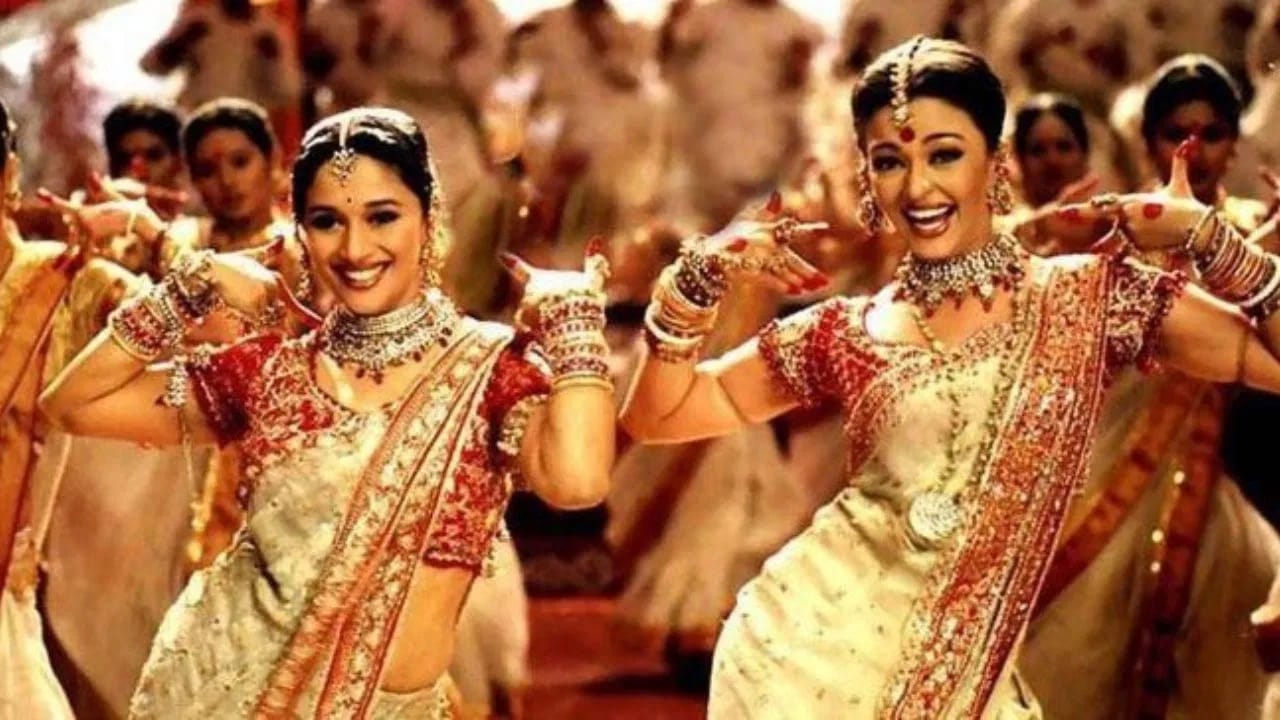 तर, 'चंद्रमुखी'च्या भूमिकेसाठी माधुरी दीक्षितला सुमारे 2.7 ते 3 कोटी रुपयांचं मानधन मिळालं. म्हणजेच, मानधनाच्या बाबतीत माधुरीने ऐश्वर्या रायला देखील मागं टाकलं. शिवाय, या सिनेमासाठी तिने अबू जानी आणि संदीप खोसला यांनी डिझाइन केलेले वेशभूषा परिधान केली होती, ज्यांची किंमत सुमारे 15 लाख रुपये इतकी होती.