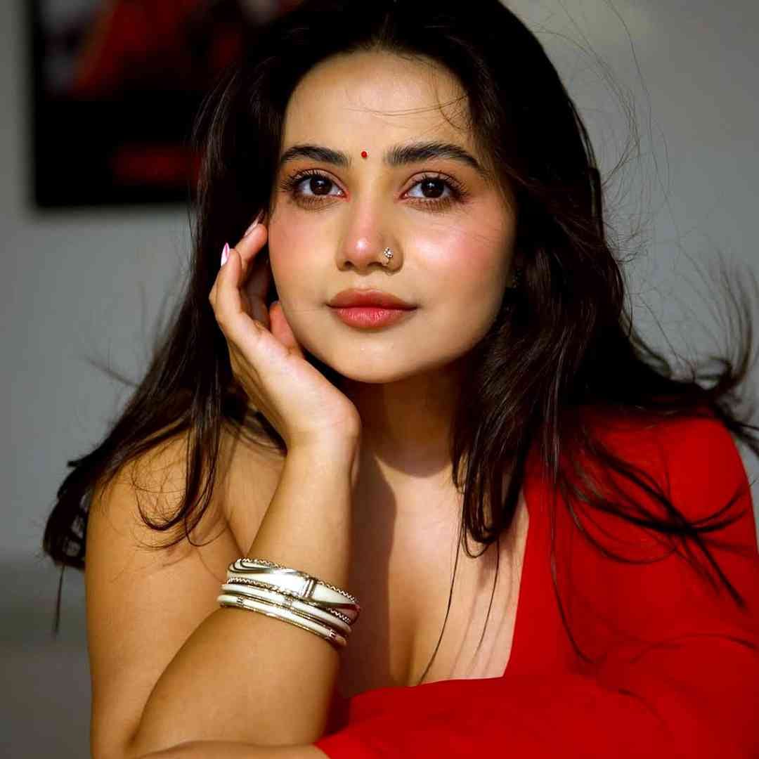 डॉलीने सांगितलं की तिचे वडिल आईला मारहाण करायचे. मला आणि माझ्या बहिणींना अजिबात मान नव्हता. शो मध्ये कुशल टंडनचं खराब व्यवहार तिला वडिलांच्या खराब वर्तनाची आठवण करुन द्यायचा. आम्हा पाच बहिण-भावंडांमध्ये आईने खूप बलिदान दिलय. वडिल जेव्हा आईसोबत भांडणं करायचे, तेव्हा मी बेड खाली लपून बसायचे.