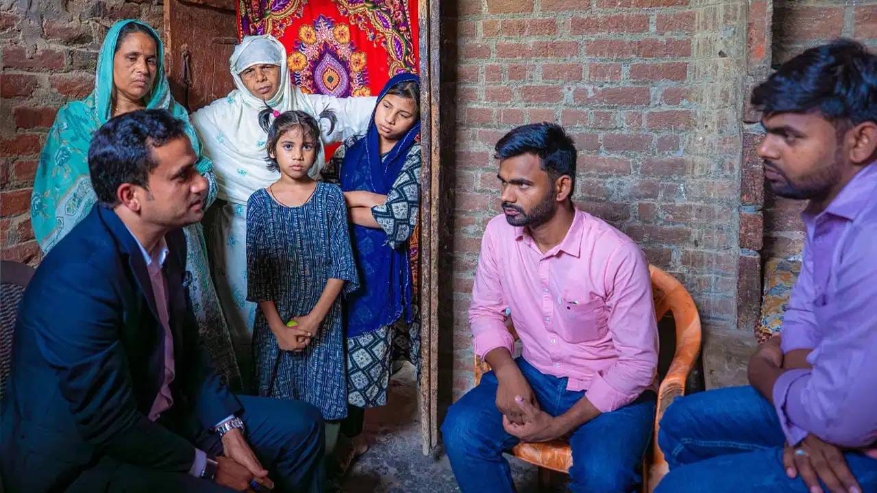 अपघातग्रस्तांना मदतीचा हात, यूएईच्या उद्योगपतीने दिले 2.6 कोटी, पीडित कुटुंबाच्या डोळ्यात अश्रू अपघातग्रस्तांना मदतीचा हात, यूएईच्या उद्योगपतीने दिले 2.6 कोटी, पीडित कुटुंबाच्या डोळ्यात अश्रू