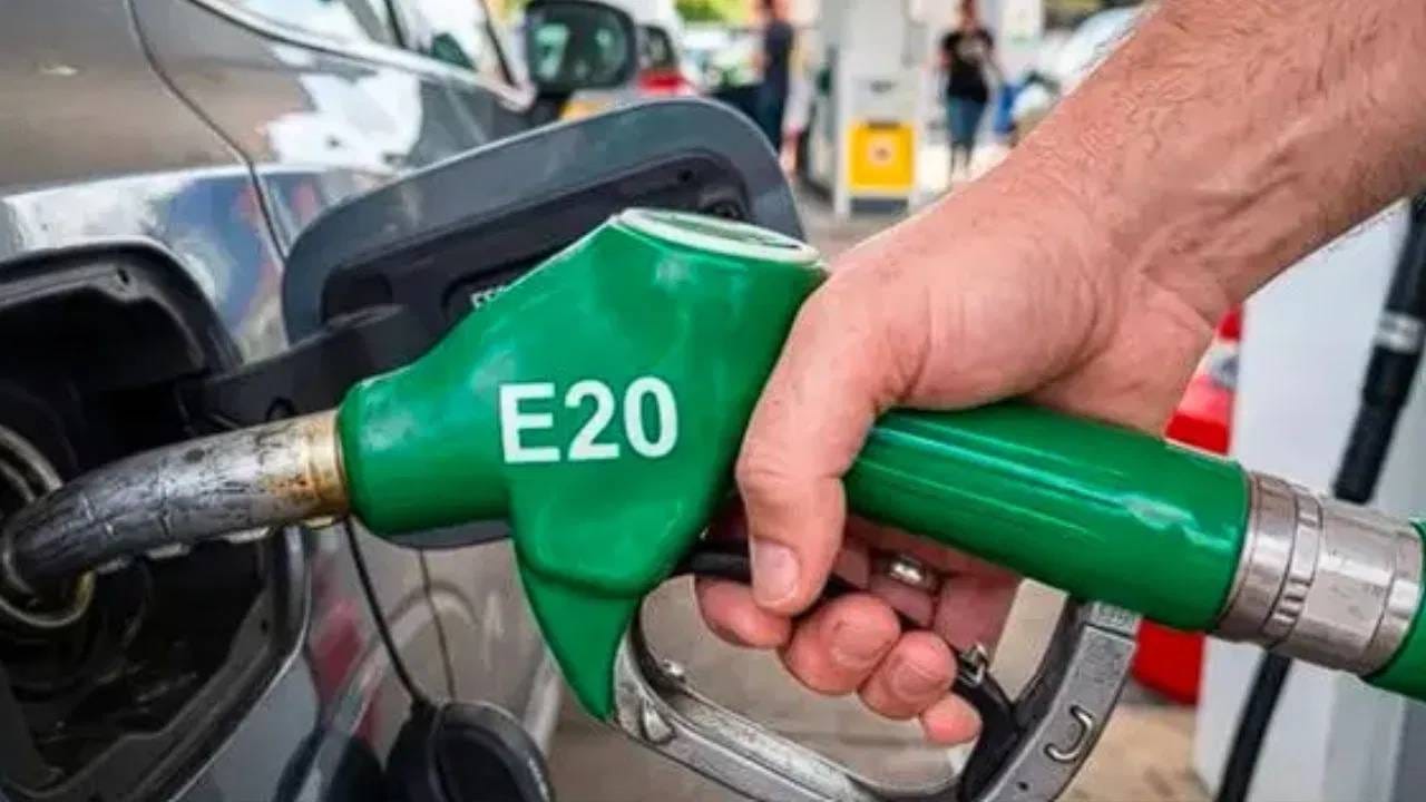 सावधान! E20 पेट्रोलमुळे खरंच खराब होऊ शकते तुमची कार? ARAI च्या रिपोर्टमधून समोर आलं धक्कादायक सत्य सावधान! E20 पेट्रोलमुळे खरंच खराब होऊ शकते तुमची कार? ARAI च्या रिपोर्टमधून समोर आलं धक्कादायक सत्य