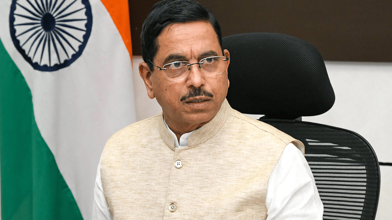 Education Minister Salary : गाडी, आलिशान बंगला... केंद्रीय शिक्षण मंत्र्यांचा पगार किती असतो? इतर भत्ते आणि सुविधा कोणत्या? Education Minister Salary : गाडी, आलिशान बंगला... केंद्रीय शिक्षण मंत्र्यांचा पगार किती असतो? इतर भत्ते आणि सुविधा कोणत्या?