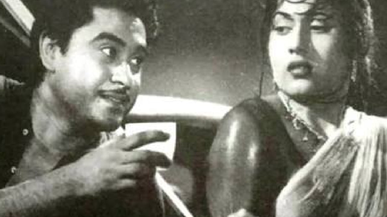 बॉलिवूड इंडस्ट्रीमध्ये अनेक गाणी अशी आहेत, जी गेल्या 50 वर्षांपासून प्रेक्षकांमध्ये प्रचंड लोकप्रिय आहेत. यामध्ये दिग्गज गायक किशोर कुमार यांनी गायलेली अनेक गाणी आजही प्रेक्षकांच्या मनावर अधिराज्य गाजवत आहेत. त्यापैकीच एक गाणं जे तब्बल 68 वर्षांनंतरही पावसाळ्यात आवर्जून ऐकले जाते.