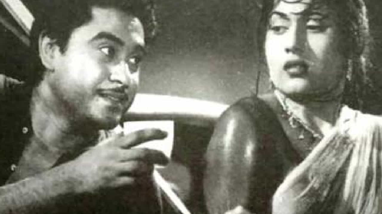 बॉलिवूड इंडस्ट्रीमध्ये अनेक गाणी अशी आहेत, जी गेल्या 50 वर्षांपासून प्रेक्षकांमध्ये प्रचंड लोकप्रिय आहेत. यामध्ये दिग्गज गायक किशोर कुमार यांनी गायलेली अनेक गाणी आजही प्रेक्षकांच्या मनावर अधिराज्य गाजवत आहेत. त्यापैकीच एक गाणं जे तब्बल 68 वर्षांनंतरही पावसाळ्यात आवर्जून ऐकले जाते.
