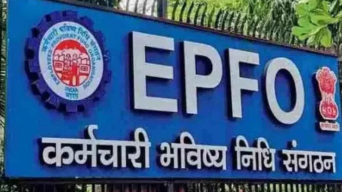 EPFO Interest : 8 कोटी PF खातेदारांसाठी गुड न्यूज; खात्यात व्याज कधी जमा होणार? माहिती आली समोर EPFO Interest : 8 कोटी PF खातेदारांसाठी गुड न्यूज; खात्यात व्याज कधी जमा होणार? माहिती आली समोर