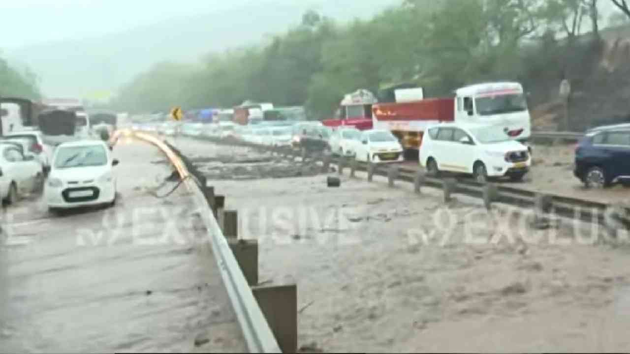 मुंबई-पुणे एक्सप्रेस वे वर उरसे टोल नाक्यावरुन मोठ्या प्रमाणात पाण्याचा प्रवाह वाहतोय.रस्त्याला जणू नदीच स्वरुप आल्याचं चित्र आहे. त्यामुळे पोलिसांकडून वाहनांना सुरक्षित स्थळी नेण्यास सांगण्यात येत आहे. सात तासापासून मुंबई-पुणे एक्सप्रेस वे ठप्प आहे.