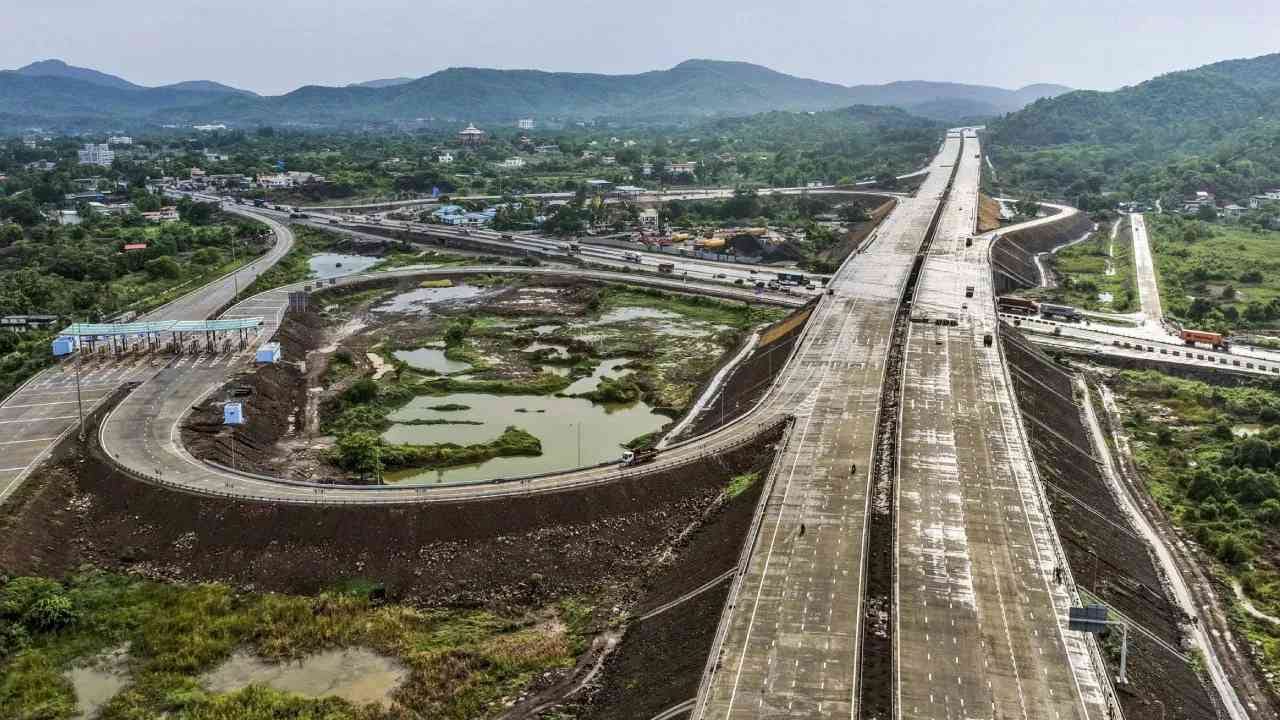 एक्सप्रेस-वे हायवे पेक्षा मजबूत असतो. एक्सप्रेस वे वर स्टॉप कमी असतात. त्यामुळे इथे वेगाने गाड्या पळवाव्या लागतात. स्पीड लिमिट एक्सप्रेस वे वर जास्त असते. (फोटो: PTI)
