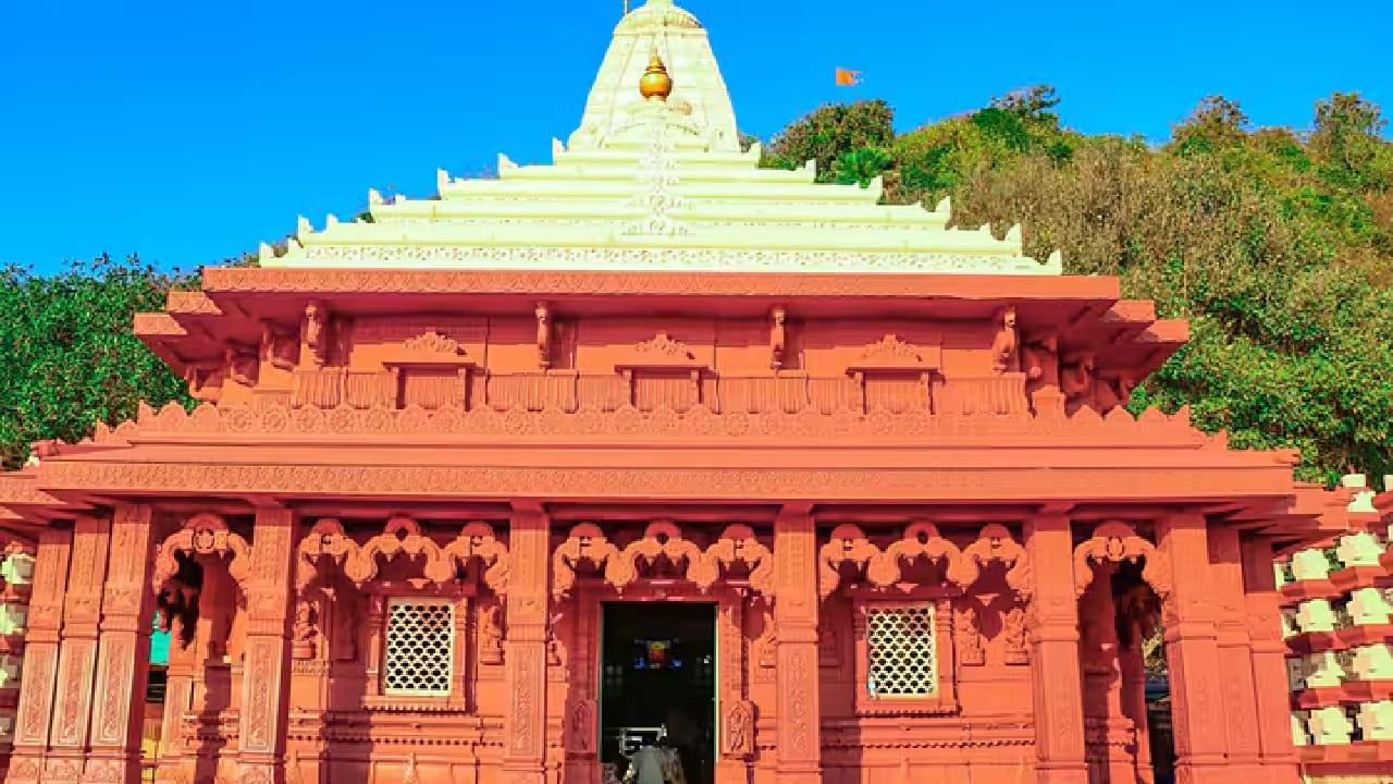 येथील गणपतीपुळे समुद्रकिनारा हा सर्वाधिक लोकप्रिय पर्यटनस्थळांपैकी एक असून, समुद्राच्या लाटांचा आनंद, रम्य किनारा आणि विविध वॉटर स्पोर्ट्सचा अनुभव पर्यटकांना घेता येतो. पावसाळ्यात येथील निसर्ग अधिकच मनमोहक दिसतो.