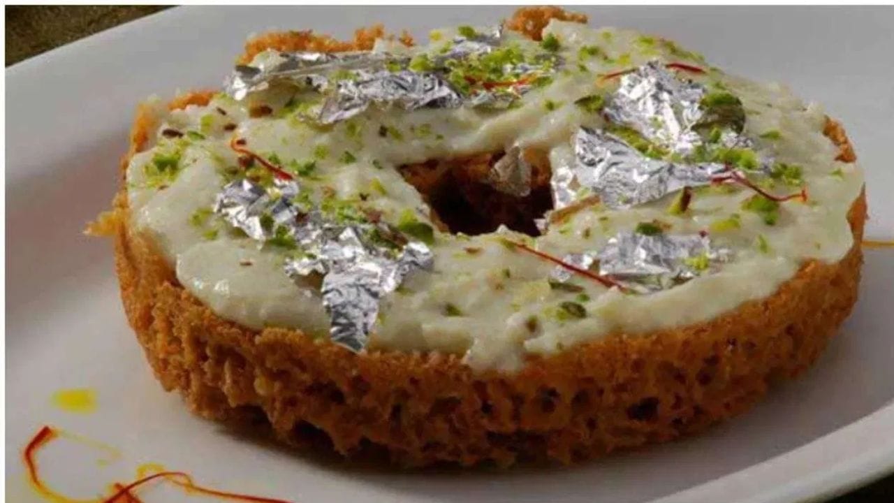 घरी अगदी सोप्या पद्धतीने बनवा राजस्थानचा प्रसिद्ध घेवर, पटकन जाणून घ्या रेसिपी घरी अगदी सोप्या पद्धतीने बनवा राजस्थानचा प्रसिद्ध घेवर, पटकन जाणून घ्या रेसिपी
