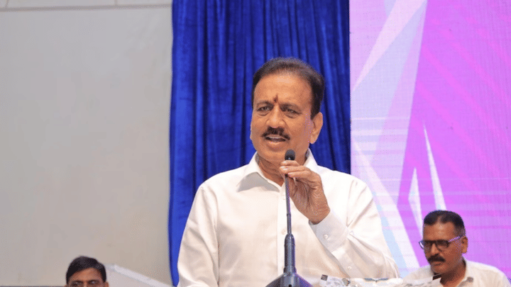 पडद्याआड मोठ्या राजकीय हालचाली! राष्ट्रवादी नेत्याकडून गिरिश महाजनांना निमंत्रण पडद्याआड मोठ्या राजकीय हालचाली! राष्ट्रवादी नेत्याकडून गिरिश महाजनांना निमंत्रण