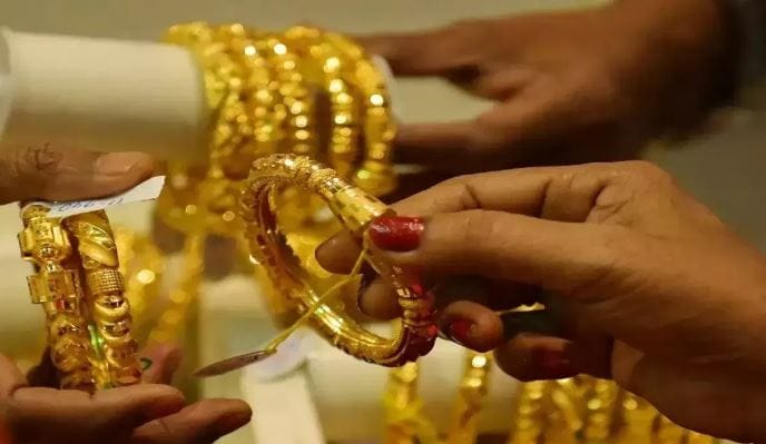 सोने आणि चांदीच्या भावात रोजच चढ-उतार होताना पाहायला मिळत आहे. सध्या तर जागतिक पातळीवरील स्थिती बदलल्याने या दोन्ही मौल्यवान धातूंच्या किमतीत घसरण होताना पाहायला मिळत आहे. शनिवार आणि रविवार बाजार बंद असतो.