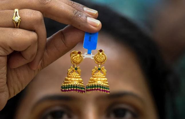 परंतु शुक्रवारी सोन्याचा भाव चांगलाच वाढताना पाहायला मिळाला. सोन्याचा भाव शुक्रवारी वाढला. आठवड्याच्या शेवटच्या चालू सत्रात म्हणजेच शुक्रवारी सोनं 400 रुपयांनी महागलं. तर चांदीच्या भावात तब्बल 5000 रुपयांची वाढ पाहायला मिळाली.