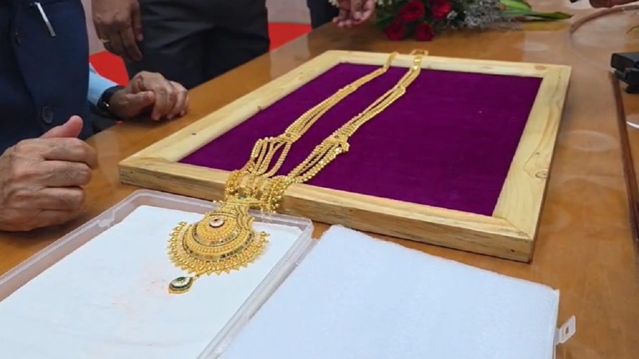  गुरुपौर्णिमेनिमित्त साईचरणी बंपर गुरूदक्षिणा येत आहे. भाविकांकडून यावर्षी कोटयवधींचे सुवर्णदान साईचरणी येत आहे. मुंबई येथील भाविकाकडून गुप्तदान करण्यात आलं आहे. या भक्ताने तब्बल  47 लाख रुपये किंमतीचा 300 ग्रॅम वजनाचा हार साई चरणी अर्पण केलाय.
