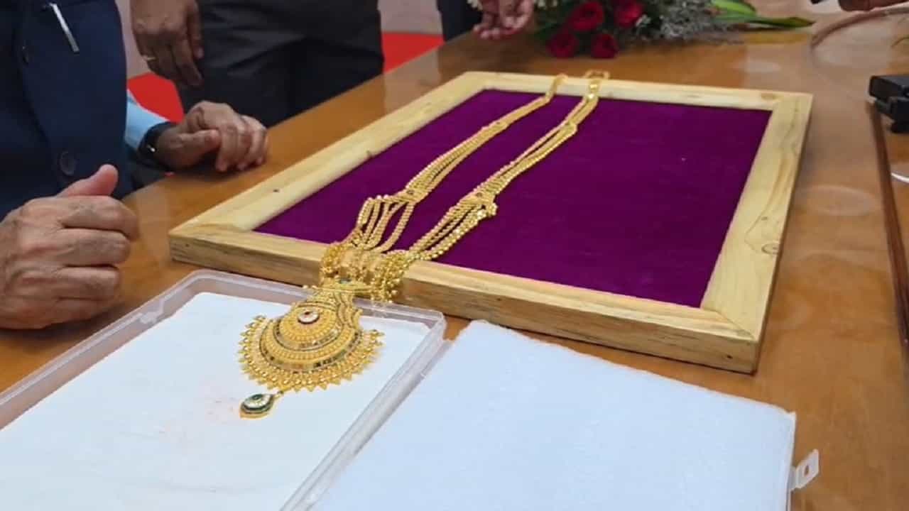 गुरुपौर्णिमेनिमित्त साईचरणी बंपर गुरूदक्षिणा येत आहे. भाविकांकडून यावर्षी कोटयवधींचे सुवर्णदान साईचरणी येत आहे. मुंबई येथील भाविकाकडून गुप्तदान करण्यात आलं आहे. या भक्ताने तब्बल 47 लाख रुपये किंमतीचा 300 ग्रॅम वजनाचा हार साई चरणी अर्पण केलाय.