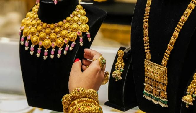 मध्य-पूर्वेतील सध्याच्या परिस्थितीमुळे संपूर्ण जगात अस्थिरतेचे वातावरण आहे. सोने आणि चांदीचा भाव कधी वाढतोय. तर कधी कमी होताना दिसतोय. भारतातही या स्थिरतेचे परिणाम दिसत आहेत. सध्या सोन्याचा भाव घसरला आहे.