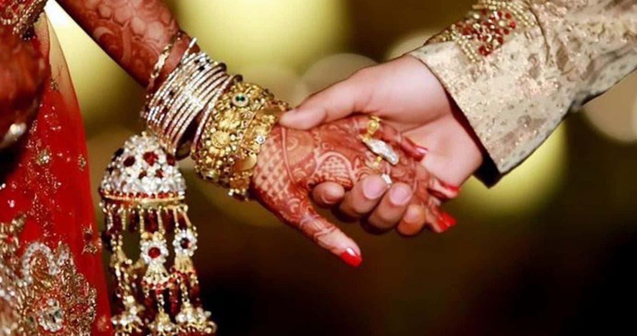 तुम्ही तुमच्या खास व्यक्तीला भेटवस्तू दिल्यास दिवस आणखी बनतो. त्यामुळे सरप्राईज गिफ्ट द्यायला हवं. बायकोच्या चेहऱ्यावर हास्य फुलवण्यासाठी गिफ्ट आठवणीने द्यायला हवे. गिफ्ट महागडं द्यायला हवे, असेही काही नसते.