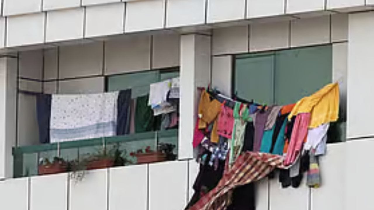 दुबईतील इमारतीच्या खिडक्या किंवा बाल्कनीत कपडे टांगलेले कधी दिसत नाहीत. कारण तेथे महानगर पालिकेचे तसे नियम आहे. कपडे प्रदर्शनीय भागात वाळत टाकल्याने इमारतीची शोभा तर जातचे शिवाय या कपड्यांचे पाणी पडून इतर रहिवाशांना देखील त्रास होत असतो.
