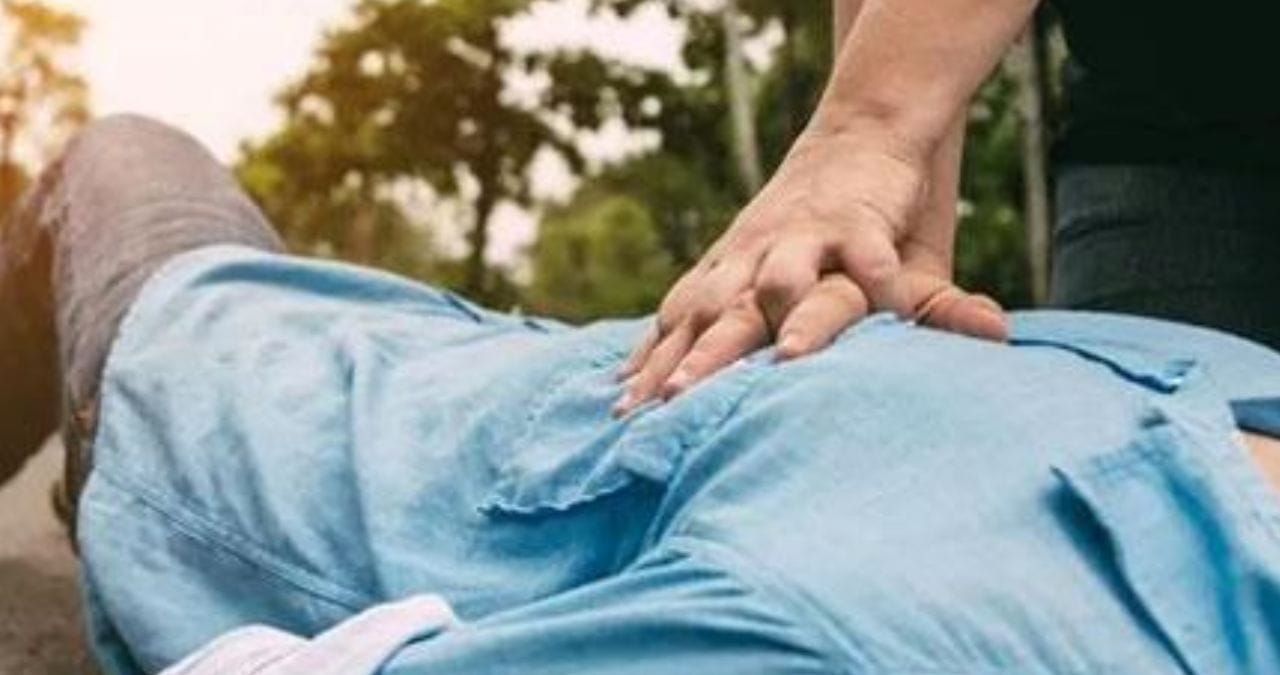 सिगारेट, तंबाखूजन्य अंमली पदार्थांचं सेवन करणे आरोग्यासाठी घातक असते. यामुळे रक्तदाब वाढतो. त्यामुळे हृदयविकाराची भीती वाढते.