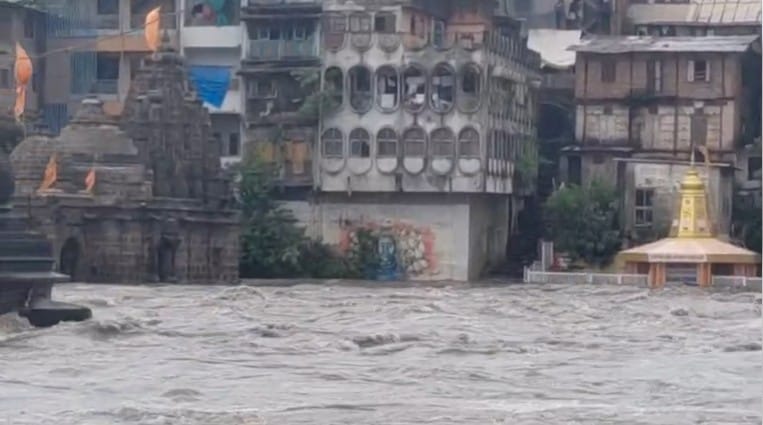 गोदावरी नदीने पात्र सोडल्याने नदीकाठावरील खंडेराव महाराज मंदिर सुमारे 70 टक्के पाण्यात बुडाले आहे. या पुराचे पाणी परिसरातील शेतांमध्येही शिरल्याने शेतीचे नुकसान होणार आहे, नदीकाठच्या नागरिकांना प्रशासनाच्या वतीने सतर्कतेचा इशारा देण्यात आला आहे.