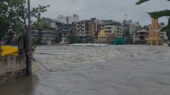 सायंकाळपर्यंत २५ ते ३० हजार क्युसेक इतक्या वेगाने पाणी गोदावरी नदी पात्रात विसर्ग होण्याचा अंदाज आहे. सध्या 13 हजार क्युसेक इतक्या वेगाने गोदावरी नदी पात्रात पाण्याचा विसर्ग सुरू आहे. त्यामुळे नदीकाठच्या नागरिकांनी सतर्क राहण्याचा आवाहन प्रशासनाने केले आहे.