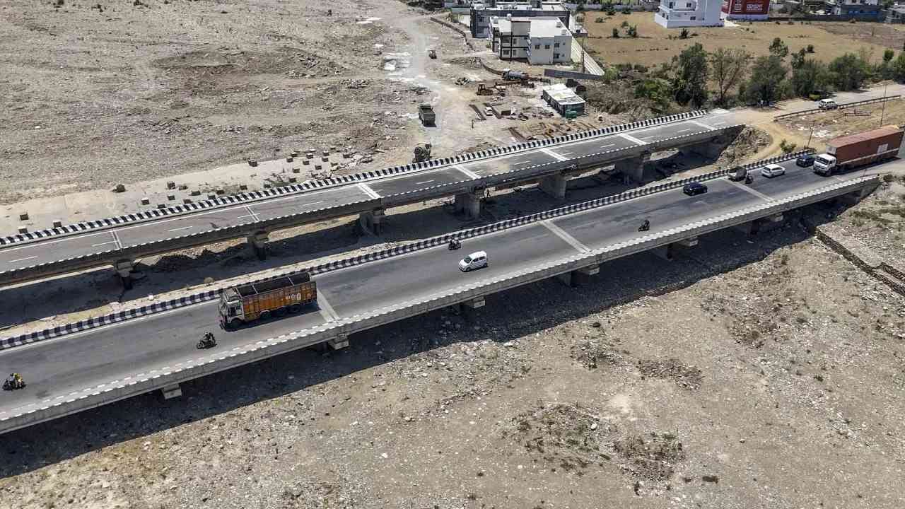 सर्वात मोठं अंतर एक्सेस कंट्रोलचं आहे. हाय-वे वर तुम्ही रस्त्यात मध्येच गाडी थांबवून गाडीत चढणं आणि उतरणं सोपं असतं. पण एक्सप्रेस-वे वर एन्ट्री आणि एग्झिटचे पॉइंट्स असतात. (फोटो: PTI)